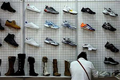EU bãi bỏ thuế chống bán phá giá đối với các nhà sản xuất giày Trung Quốc 