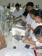 Trung Quốc bị cáo buộc bán phá giá hóa chất