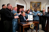 Trump ký lệnh áp thuế nhôm, thép nhập khẩu