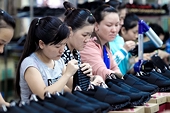 Tăng thuế nhập khẩu giày có mũi gắn kim loại lên 30%