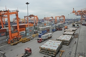 Kim ngạch xuất nhập khẩu vượt mốc 200 tỷ USD