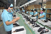 Sản xuất giày dép xuất khẩu: Nhà máy tại Việt Nam chiếm ưu thế