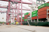 Hàng hóa từ Trung Quốc ồ ạt qua Việt Nam đạt gần 110 tỉ đô la năm 2021