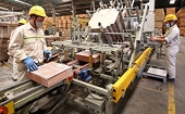 Đơn hàng mới tăng nhẹ, chưa đủ khuyến khích doanh nghiệp tăng sản lượng