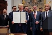 Ông Trump ký sắc lệnh áp thuế đối ứng mới 10-41%, hiệu lực từ ngày 7.8