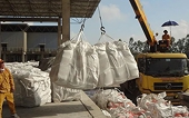 Hàng trăm nghìn tấn xi măng và clinker của Việt Nam ồ ạt tràn sang Lào với giá đắt đỏ